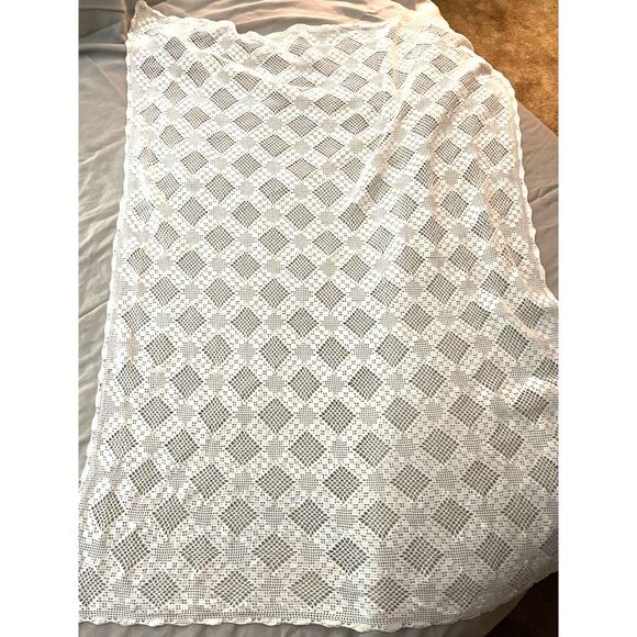Vintage Hand-Crocheted Tablecloth 33" X 47" White Lace Diamond Pattern - Picture 2 of 4